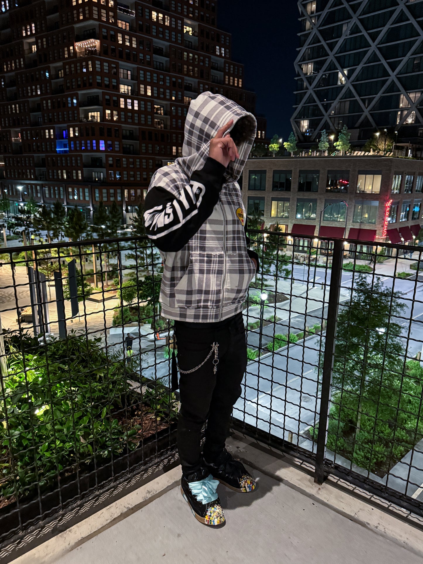 Plaided workers zip up