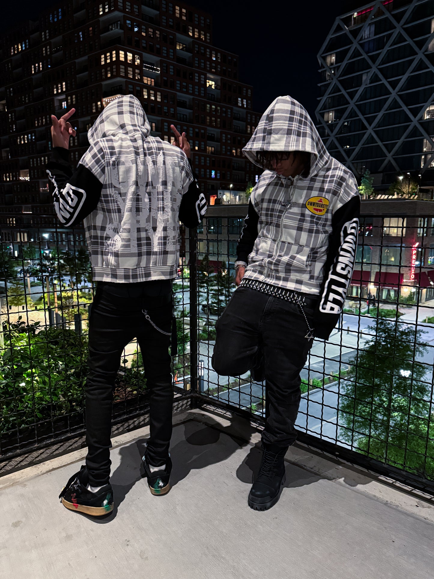 Plaided workers zip up