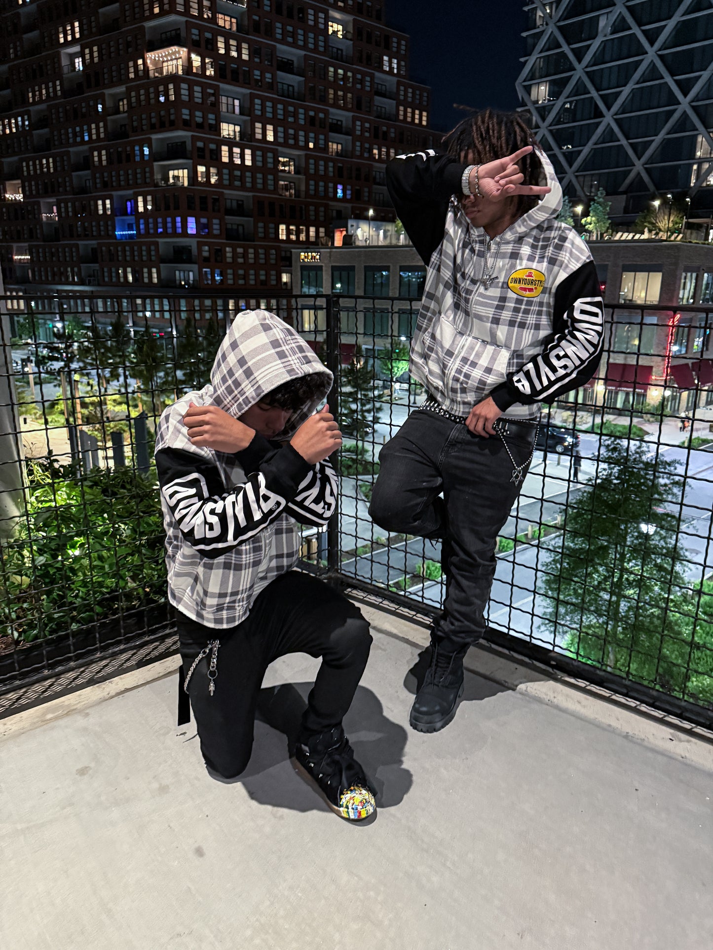 Plaided workers zip up